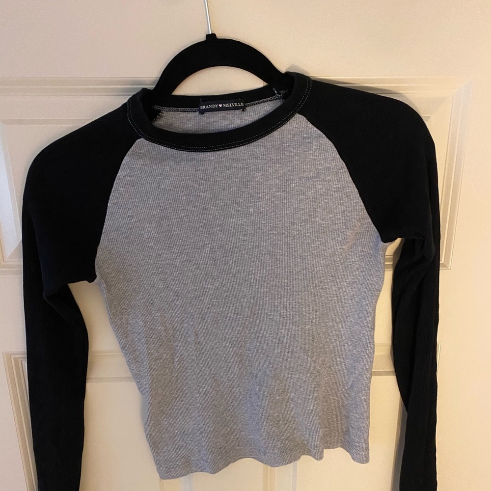 Brandy Melville long sleeve white&grey shirt